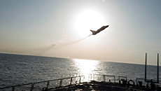 Су-24 пролетает рядом эсминцем USS Donald Cook. Архивное фото Су-24 пролетает рядом эсминцем USS Donald Cook. Архивное фото