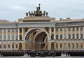 Военнослужащие во время репетиции пешей части военного парада Победы на Дворцовой площади в Санкт-Петербурге Военнослужащие во время репетиции пешей части военного парада Победы на Дворцовой площади в Санкт-Петербурге