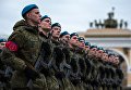 Военнослужащие во время репетиции пешей части военного парада Победы на Дворцовой площади в Санкт-Петербурге Военнослужащие во время репетиции пешей части военного парада Победы на Дворцовой площади в Санкт-Петербурге
