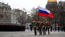 Военнослужащие во время репетиции пешей части военного парада Победы на Дворцовой площади в Санкт-Петербурге. Архивное фото Военнослужащие во время репетиции пешей части военного парада Победы на Дворцовой площади в Санкт-Петербурге. Архивное фото