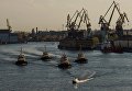 Представление Вальс буксиров во время фестиваля ледоколов на реке Неве в Санкт-Петербурге Представление Вальс буксиров во время фестиваля ледоколов на реке Неве в Санкт-Петербурге
