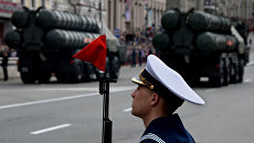 Зенитные ракетные комплексы С-300 (на дальнем плане) во время военного парада, посвященного 71-й годовщине Победы в Великой Отечественной войне, во Владивостоке Зенитные ракетные комплексы С-300 (на дальнем плане) во время военного парада, посвященного 71-й годовщине Победы в Великой Отечественной войне, во Владивостоке