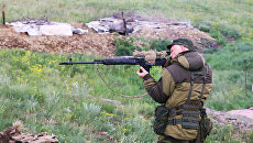 Военнослужащие Народной милиции ЛНР ведут наблюдение на позициях близ линии соприкосновения в Донбассе. Архивное фото Военнослужащие Народной милиции ЛНР ведут наблюдение на позициях близ линии соприкосновения в Донбассе. Архивное фото