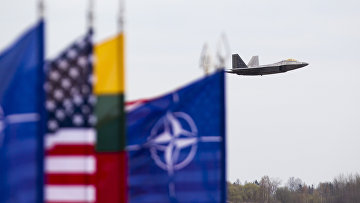 Истребитель ВВС США F-22 Raptor на авиабазе Зокняй, Литва. Архив