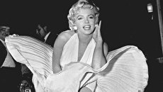 Американская актриса Мэрилин Монро позирует фотографам на Манхеттене Американская актриса Мэрилин Монро позирует фотографам на Манхеттене