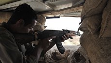 Боец Рабочей партии Курдистана (РПК) на огневой позиции на границе с ИГ Боец Рабочей партии Курдистана (РПК) на огневой позиции на границе с ИГ