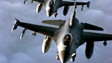 Пара американских истребителей F-16. Архивное фото Пара американских истребителей F-16. Архивное фото