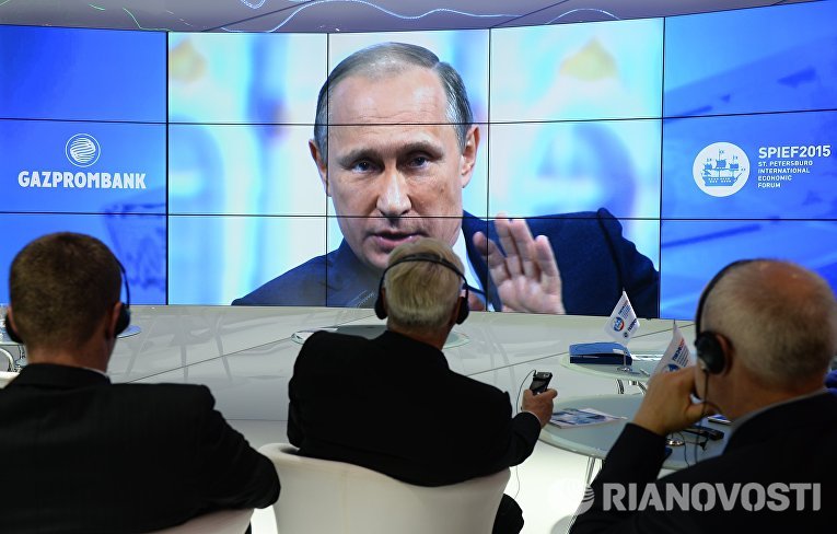 Участники XIX Петербургского международного экономического форума смотрят трансляцию выступления президента РФ Владимира Путина на панельной дискуссии в ходе пленарного заседания ПМЭФ Участники XIX Петербургского международного экономического форума смотрят трансляцию выступления президента РФ Владимира Путина на панельной дискуссии в ходе пленарного заседания ПМЭФ