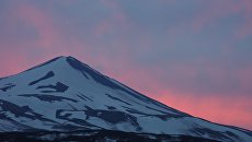 Остров Матуа из Курильской гряды. Архивное фото Остров Матуа из Курильской гряды. Архивное фото