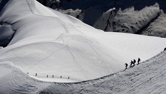 Альпинисты в горном массиве Монблан. Архивное фото