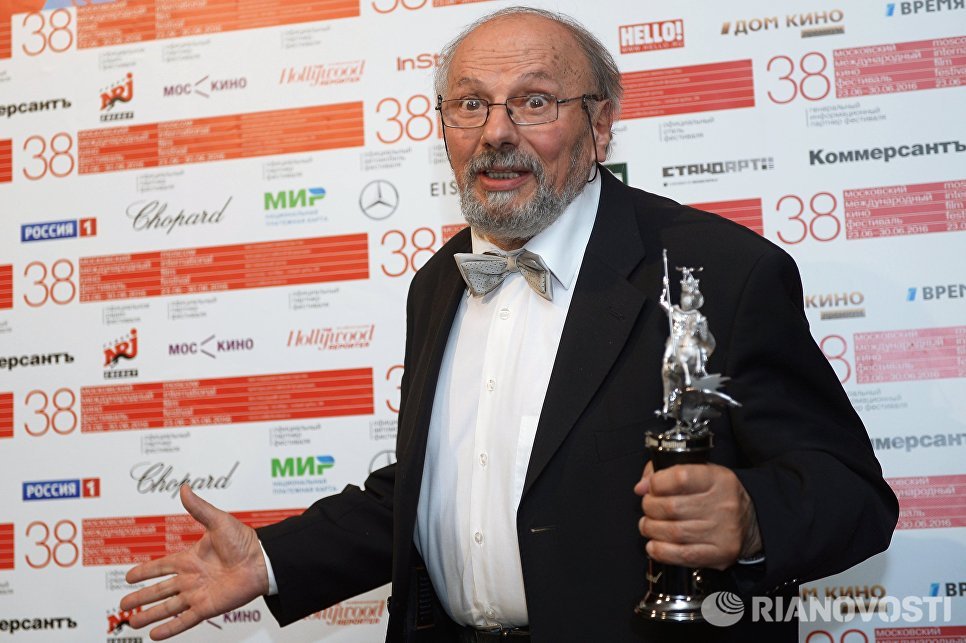 Болгарский режиссер фильма Поющие башмаки Радослав Спасов, завоевавший награду в номинации Специальный приз, на церемонии закрытия 38-го Московского международного кинофестиваля Болгарский режиссер фильма Поющие башмаки Радослав Спасов, завоевавший награду в номинации Специальный приз, на церемонии закрытия 38-го Московского международного кинофестиваля