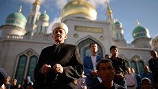 Празднование Ураза-байрама в Москве. Архивное фото Празднование Ураза-байрама в Москве. Архивное фото