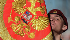 Военнослужащий Отдельной дивизии оперативного назначения им. Дзержинского внутренних войск МВД России во время тренировки к Параду Победы Военнослужащий Отдельной дивизии оперативного назначения им. Дзержинского внутренних войск МВД России во время тренировки к Параду Победы