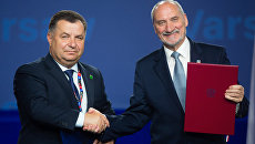 Министр обороны Украины Степан Полторак и министр обороны Польши Антони Мачеревич во время подписания соглашения на саммите НАТО в Варшаве. Архивное фото Министр обороны Украины Степан Полторак и министр обороны Польши Антони Мачеревич во время подписания соглашения на саммите НАТО в Варшаве. Архивное фото