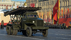 Боевая машина реактивной артиллерии периода Великой Отечественной войны БМ-13 на Красной площади в Москве во время торжественного марша Боевая машина реактивной артиллерии периода Великой Отечественной войны БМ-13 на Красной площади в Москве во время торжественного марша