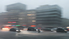 Автомобили едут по Зубовскому бульвару в Москве во время сильного дождя. Архивное фото Автомобили едут по Зубовскому бульвару в Москве во время сильного дождя. Архивное фото