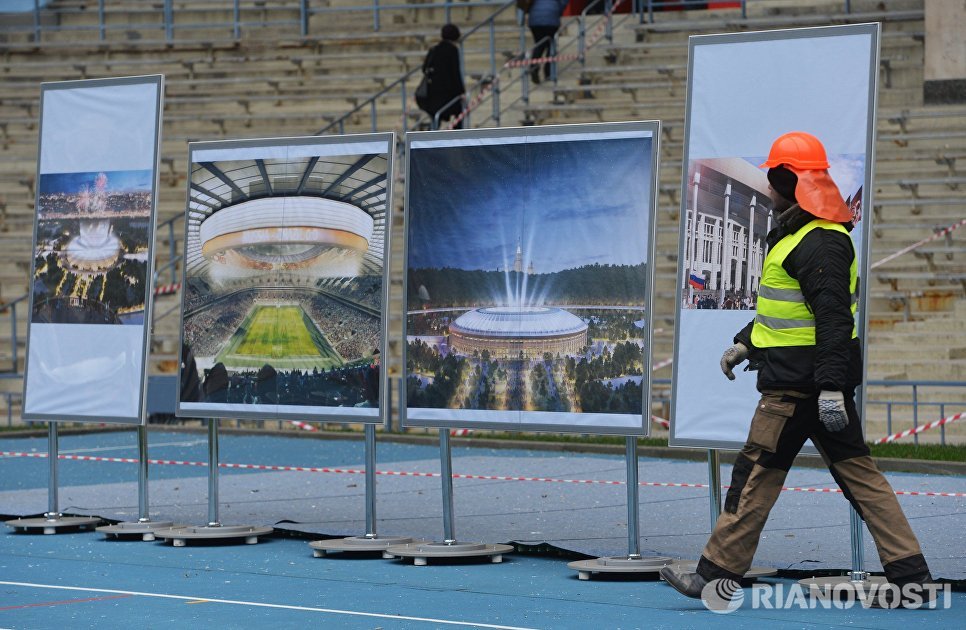 Рабочий на стадионе Лужники, где идет реконструкция к чемпионату мира по футболу 2018 Рабочий на стадионе Лужники, где идет реконструкция к чемпионату мира по футболу 2018