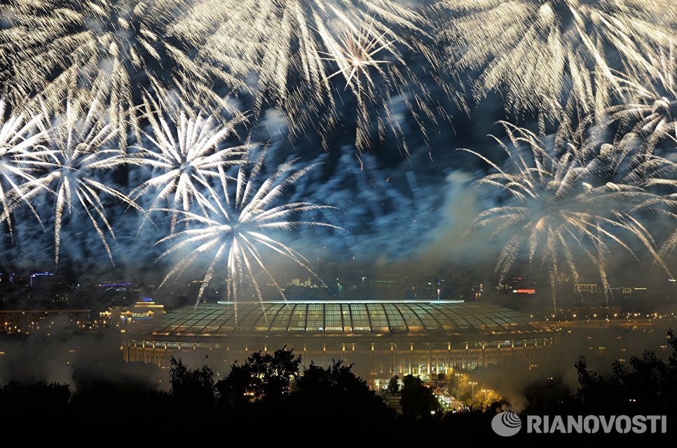 Салют над стадионом Лужники во время церемонии открытия XIV чемпионата мира по легкой атлетике в Москве Салют над стадионом Лужники во время церемонии открытия XIV чемпионата мира по легкой атлетике в Москве