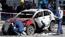 Сотрудники правоохранительных органов на месте взрыва автомобиля, в результате которого погиб журналист Павел Шеремет. Киев, Украина. 20 июля 2016 Сотрудники правоохранительных органов на месте взрыва автомобиля, в результате которого погиб журналист Павел Шеремет. Киев, Украина. 20 июля 2016