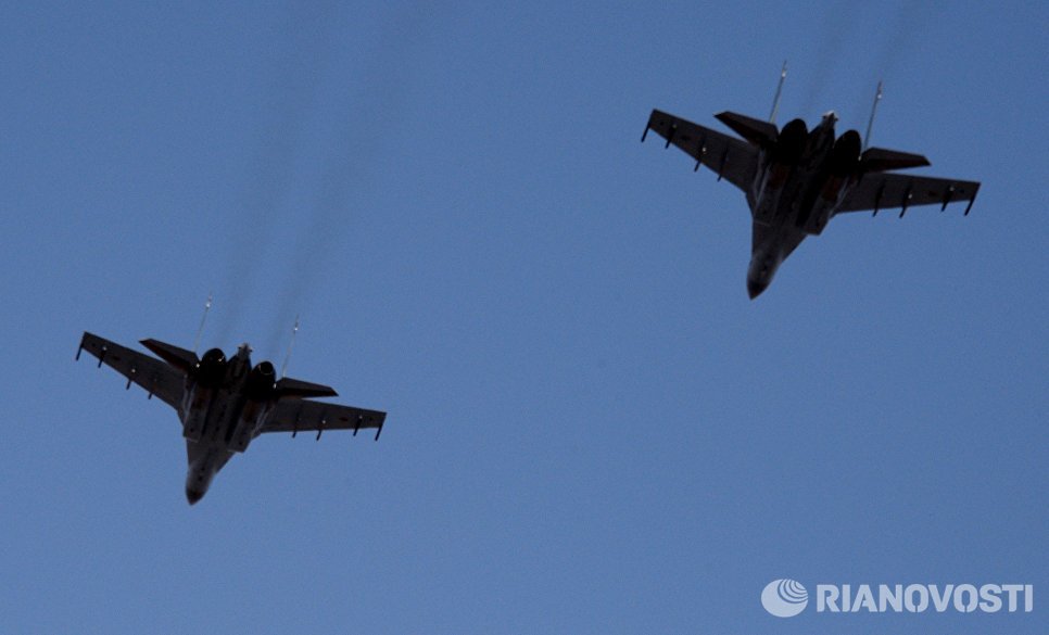 Истребители Су-35С во время пролета над аэродромом Центральная Угловая в Приморском крае Истребители Су-35С во время пролета над аэродромом Центральная Угловая в Приморском крае