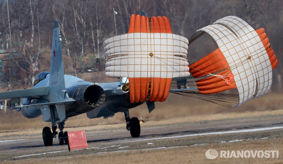 Истребитель Су-35С во время приземления в истребительном авиационном полку на аэродроме Центральная Угловая в Приморском крае Истребитель Су-35С во время приземления в истребительном авиационном полку на аэродроме Центральная Угловая в Приморском крае