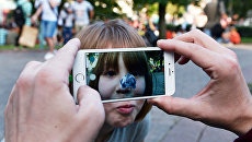 Игроки в Pokemon Go в Ильинском сквере в Москве Игроки в Pokemon Go в Ильинском сквере в Москве