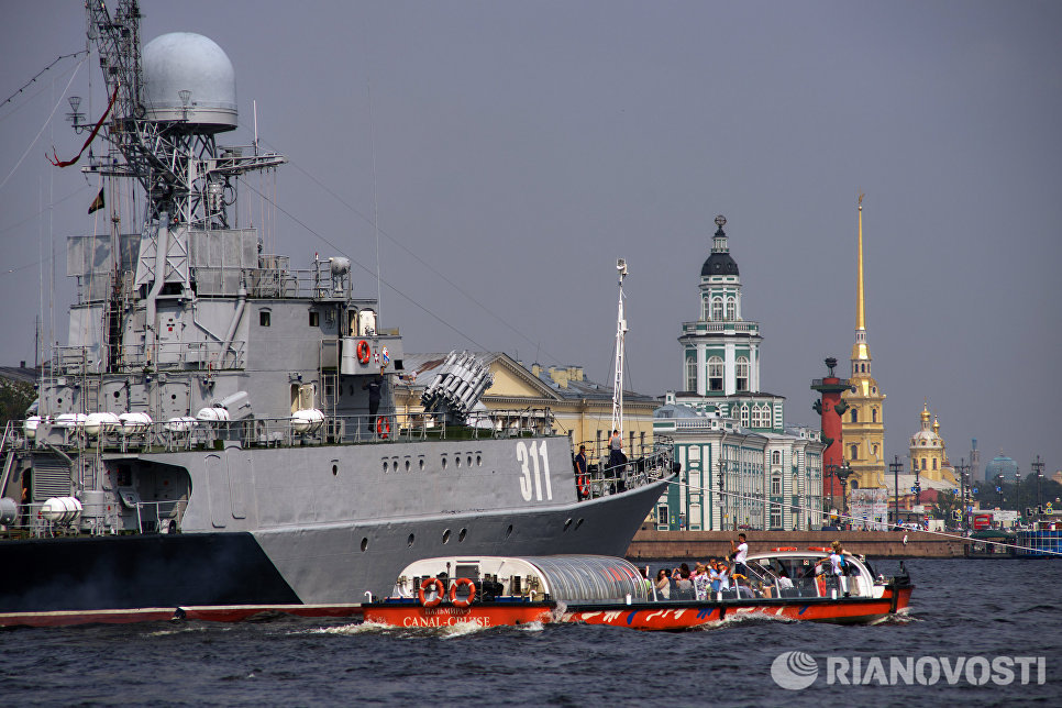 Малый противолодочный корабль Казанец в акватории реки Невы Малый противолодочный корабль Казанец в акватории реки Невы