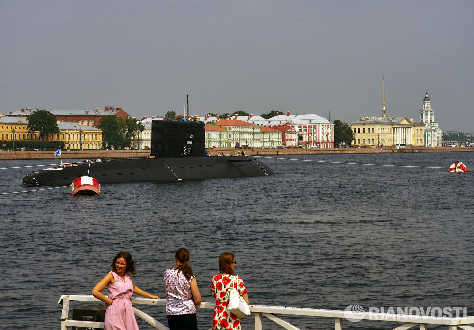 Дизель-электрическая подводная лодка Краснодар в акватории реки Невы Дизель-электрическая подводная лодка Краснодар в акватории реки Невы