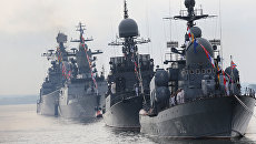 Корабли Балтийского Флота в парадном строю во время генеральной репетиции военно-морского парада ко Дню ВМФ России. Архивное фото Корабли Балтийского Флота в парадном строю во время генеральной репетиции военно-морского парада ко Дню ВМФ России. Архивное фото