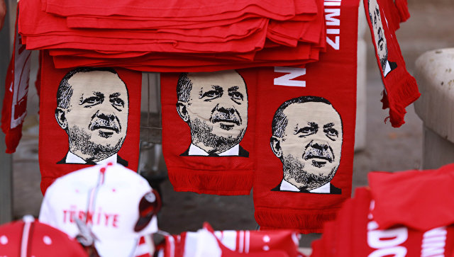 Шарфы с изображением президента Турции Реджепа Эрдогана во время митинга против военного переворота в Анкаре. Архивное фото