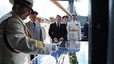 Президент РФ В. Путин принимает участие в праздновании Дня ВМФ в Санкт-Петербурге Президент РФ В. Путин принимает участие в праздновании Дня ВМФ в Санкт-Петербурге
