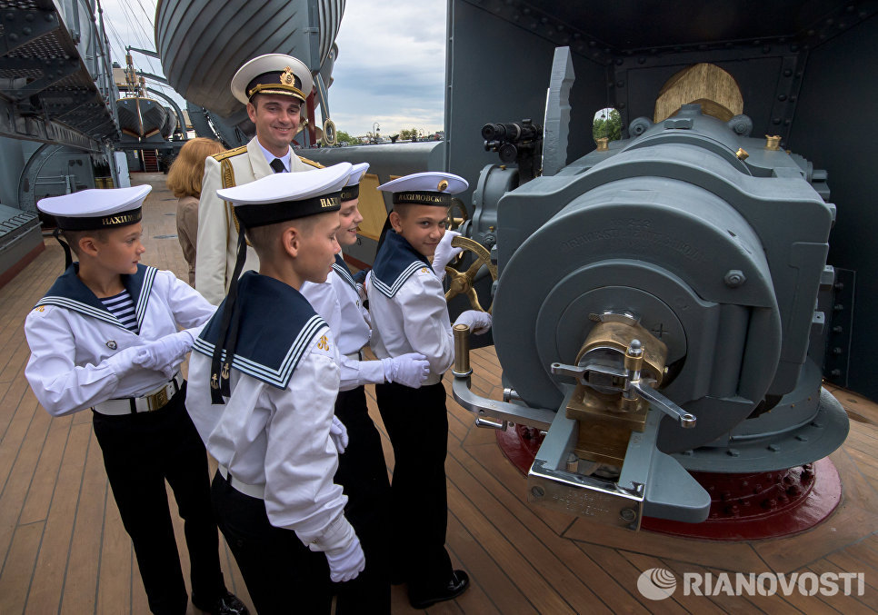 Курсанты Нахимовского училища во время посещения крейсера Аврора, открывшегося после реставрации Курсанты Нахимовского училища во время посещения крейсера Аврора, открывшегося после реставрации