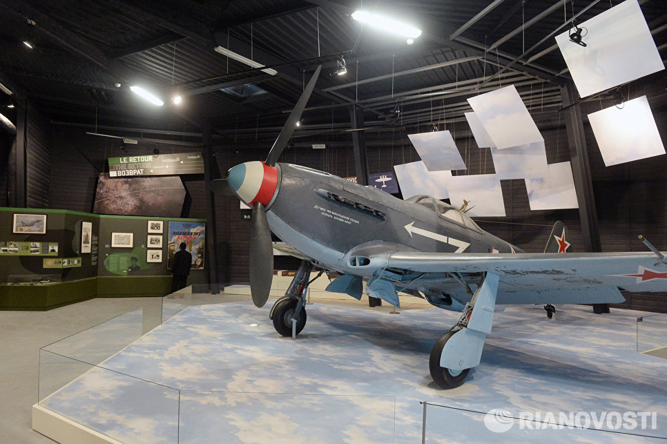 Советский одномоторный самолет истребитель-бомбардировщик Як-9 на постоянной экспозиции