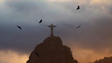 Вид на статую Христа-Искупителя на вершине горы Корковаду. Архивное фото Вид на статую Христа-Искупителя на вершине горы Корковаду. Архивное фото
