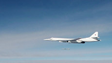Стратегический бомбардировщик ТУ-160 выпускает ракету Стратегический бомбардировщик ТУ-160 выпускает ракету