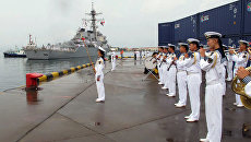 Американский эсминец USS Benfold в порту китайского города Циндао. 8 августа 2016 Американский эсминец USS Benfold в порту китайского города Циндао. 8 августа 2016
