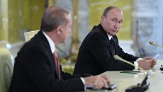 Президент России Владимир Путин и президент Турции Реджеп Тайип Эрдоган на пресс-конференции по итогам российско-турецких переговоров в Константиновском дворце. 9 августа 2016. Президент России Владимир Путин и президент Турции Реджеп Тайип Эрдоган на пресс-конференции по итогам российско-турецких переговоров в Константиновском дворце. 9 августа 2016.