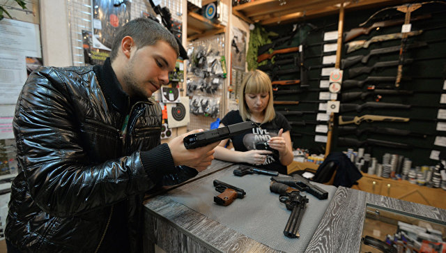 Покупатель рассматривает образцы оружия в оружейном магазине Царская охота в Челябинске