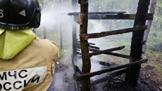 Сотрудник пожарной службы МЧС Иркутской области на месте пожара. Архивное фото Сотрудник пожарной службы МЧС Иркутской области на месте пожара. Архивное фото
