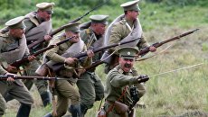 Участники исторической реконструкции военного столкновения на восточном фронте Первой мировой войны, проходящей в рамках военно-исторического фестиваля Гумбинненское сражение Участники исторической реконструкции военного столкновения на восточном фронте Первой мировой войны, проходящей в рамках военно-исторического фестиваля Гумбинненское сражение