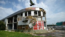 Снос торгового павильона у станции метро Теплый стан в Москве. Архивное фото Снос торгового павильона у станции метро Теплый стан в Москве. Архивное фото