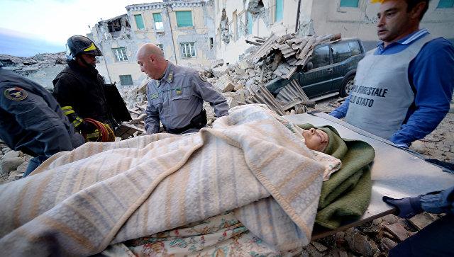 Спасатели эвакуируют пострадавших от землетрясения в итальянском Аматриче. 24 августа 2016