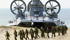 Малый десантный корабль на воздушной подушке (МДКВП) Мордовия и военнослужащие береговых войск на полигоне Балтийского флота в Калининградской области Малый десантный корабль на воздушной подушке (МДКВП) Мордовия и военнослужащие береговых войск на полигоне Балтийского флота в Калининградской области