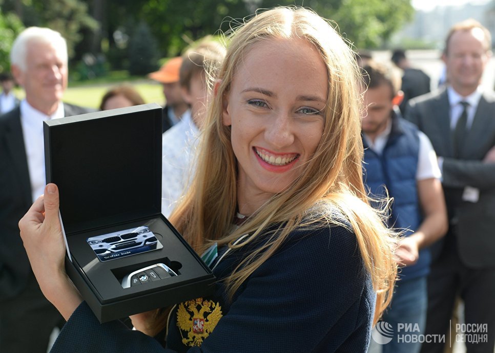 Влада Чигирева после церемонии вручения автомобилей победителям и призерам Игр XXXI Олимпиады в Рио-де-Жанейро. 25 августа 2016 Влада Чигирева после церемонии вручения автомобилей победителям и призерам Игр XXXI Олимпиады в Рио-де-Жанейро. 25 августа 2016