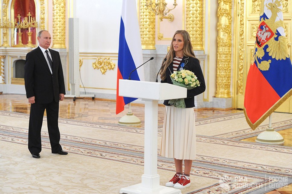 Владимир Путин и олимпийская чемпионка по синхронному плаванию Алла Шишкина на церемонии вручения государственных наград победителям и призерам Олимпийских игр в Рио-де-Жанейро. 25 августа 2016 Владимир Путин и олимпийская чемпионка по синхронному плаванию Алла Шишкина на церемонии вручения государственных наград победителям и призерам Олимпийских игр в Рио-де-Жанейро. 25 августа 2016