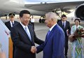 Президент Республики Узбекистан Ислам Каримов и председатель КНР Си Цзиньпин в аэропорту Ташкента Президент Республики Узбекистан Ислам Каримов и председатель КНР Си Цзиньпин в аэропорту Ташкента