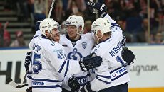 Игроки Динамо радуются победе в матче регулярного чемпионата КХЛ против ХК Локомотив Игроки Динамо радуются победе в матче регулярного чемпионата КХЛ против ХК Локомотив
