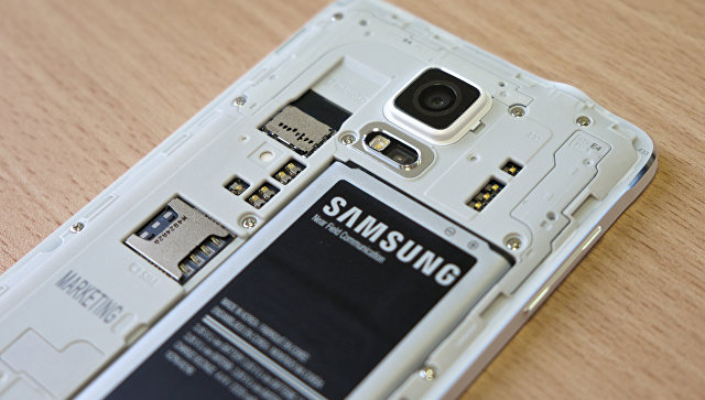 Аккумулятор смартфона Samsung. Архивное фото