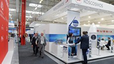 Посетители у стенда Федерального космического агентства Роскосмос. Архивное фото Посетители у стенда Федерального космического агентства Роскосмос. Архивное фото