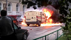 Горящая инкассаторская машина после налета в Москве. Кадр из видео Горящая инкассаторская машина после налета в Москве. Кадр из видео